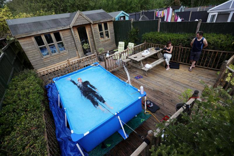 El triatleta Lloyd Bebbington se vio obligado a entrenar en una piscina en el jardín de su casa durante la pandemia de coronavirus, en Newcastle-under-Lyme, Gran Bretaña, 26 de abril de 2020. 