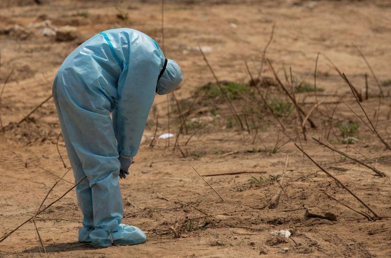 Un sanintario, desolado antes del entierro de un oficial de la Fuerza de Policía de Reserva Central (CRPF), que falleció a causa del coronavirus. En un cementerio en Nueva Delhi, India, el 29 de abril de 2020.