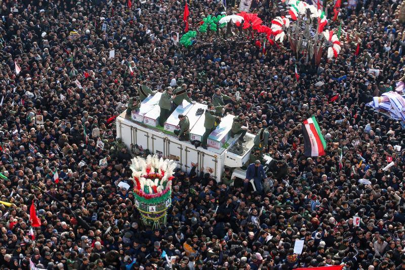 El pueblo iraní asiste a una procesión fúnebre en honor al general de división iraní Qassem Soleimani, jefe de la fuerza de élite Quds, y el comandante de la milicia iraquí Abu Mahdi al-Muhandis, quienes murieron en un ataque aéreo en el aeropuerto de Bagdad, en Teherán, Irán el 6 de enero de 2020 . 