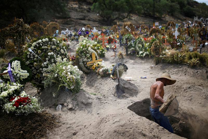 Un trabajador cava nuevas tumbas en el cementerio de Xico, durante la pandemia de coronavirus, en las afueras de la Ciudad de México, México, 10 de junio de 2020. 