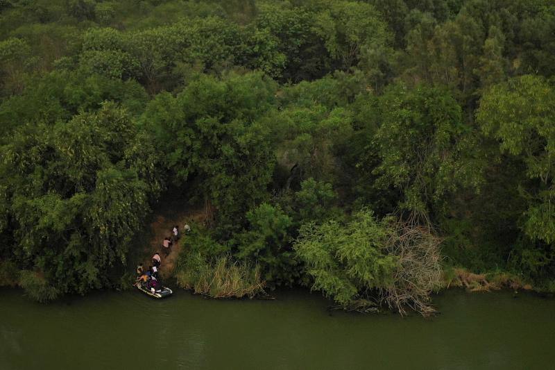 Un grupo de migrantes trepa por las orillas del Río Grande tras cruzar a Estados Unidos desde México en una balsa, en Los Ebanos, Texas, Estados Unidos, el 8 de mayo de 2020. 