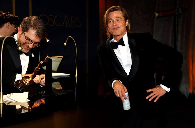 Brad Pitt, ganador del Oscar a Mejor actor de reparto por la película 'Érase una vez en... Hollywood', espera que su estatua sea grabada con su nombre. En los Ángeles, California, EE. UU., 9 de febrero de 2020. 