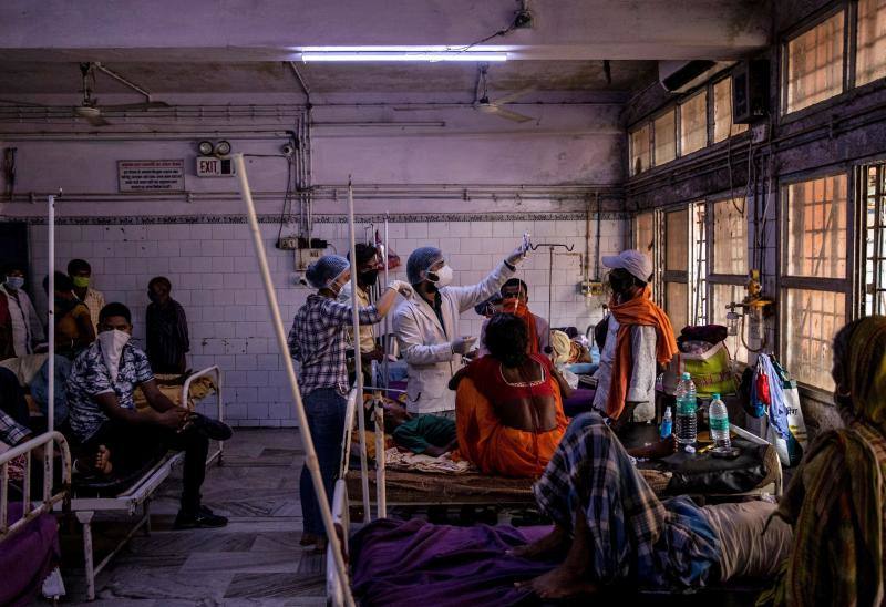 El personal médico atiende a un paciente dentro de la sala de emergencias del Hospital y Colegio Médico Jawahar Lal Nehru, durante la pandemia de coronavirus, en Bhagalpur, Bihar, India, el 27 de julio de 2020. 