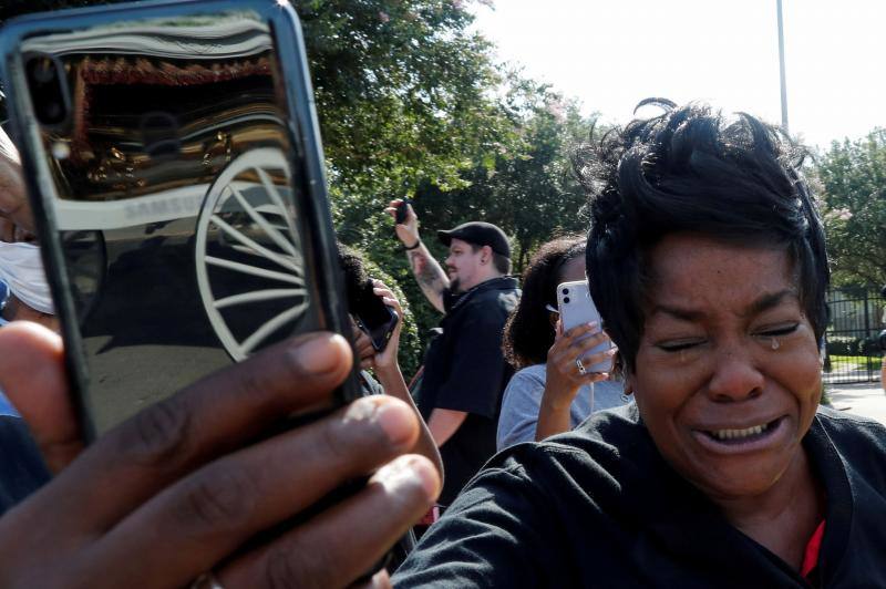 Una mujer llora en el momento en el que está pasando el carruaje que lleva el ataúd de George Floyd, cuya muerte a manos de un policía provocó protestas contra el racismo en todo el mundo. En Pearland, Texas, EE UU, 9 de junio de 2020. 