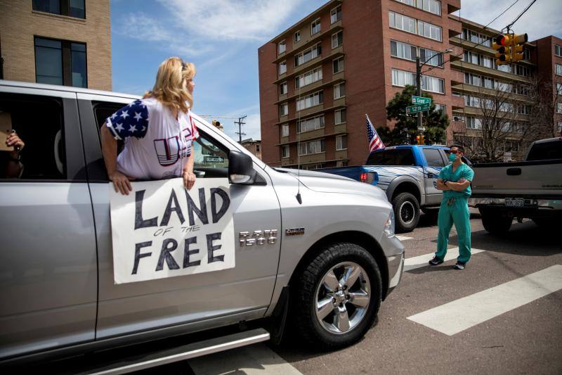 Los sanitarios salen a la calle para revatir a los manifestantes que exigían levantar el confinamiento por el coronavirus, en Denver, Colorado, EE UU. 19 de abril de 2020. 