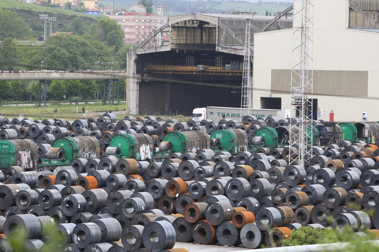 Bobinas de acero almacenadas en las instalaciones de Arcelor en Avilés. 