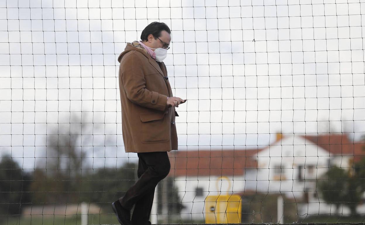 Javier Fernández, presidente del Sporting, antes de un entrenamiento en Mareo. 