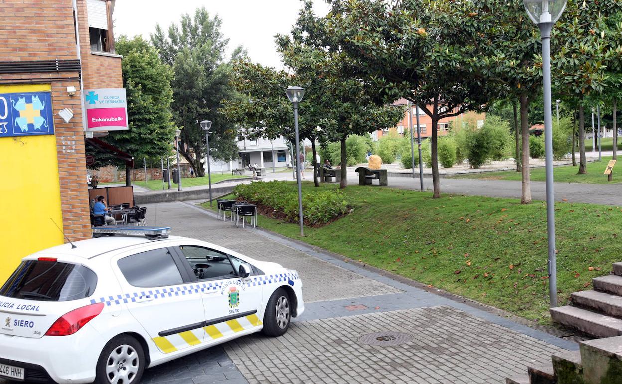 Un coche de la Policía Local en Lugnoes 
