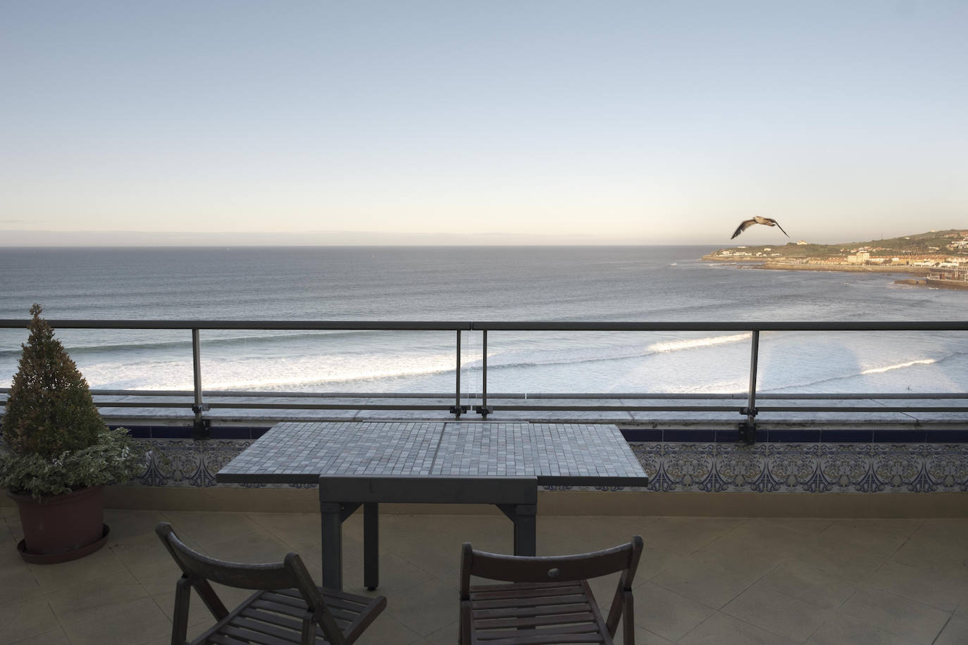 Tanto la casa como el acceso a la terraza se han acomodado para el desplazamiento en silla de ruedas.