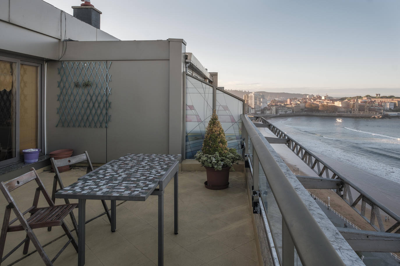 Tanto la casa como el acceso a la terraza se han acomodado para el desplazamiento en silla de ruedas.