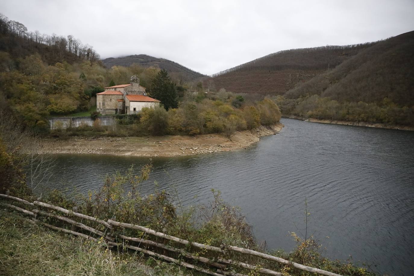 El ocre y el dorado del otoño tiñen los rincones del Principado que luce sus mejores galas también en esta estación.