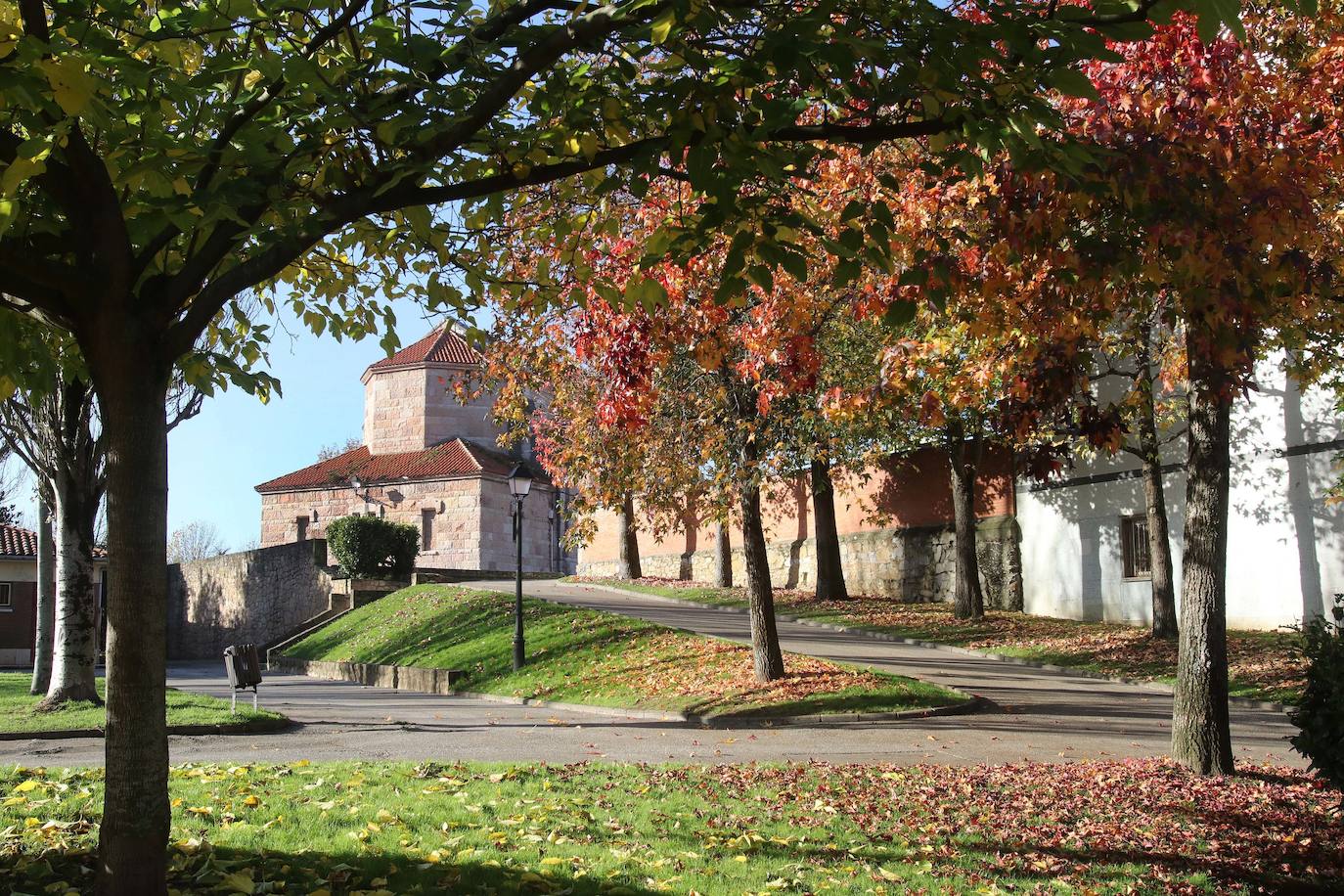 El ocre y el dorado del otoño tiñen los rincones del Principado que luce sus mejores galas también en esta estación.