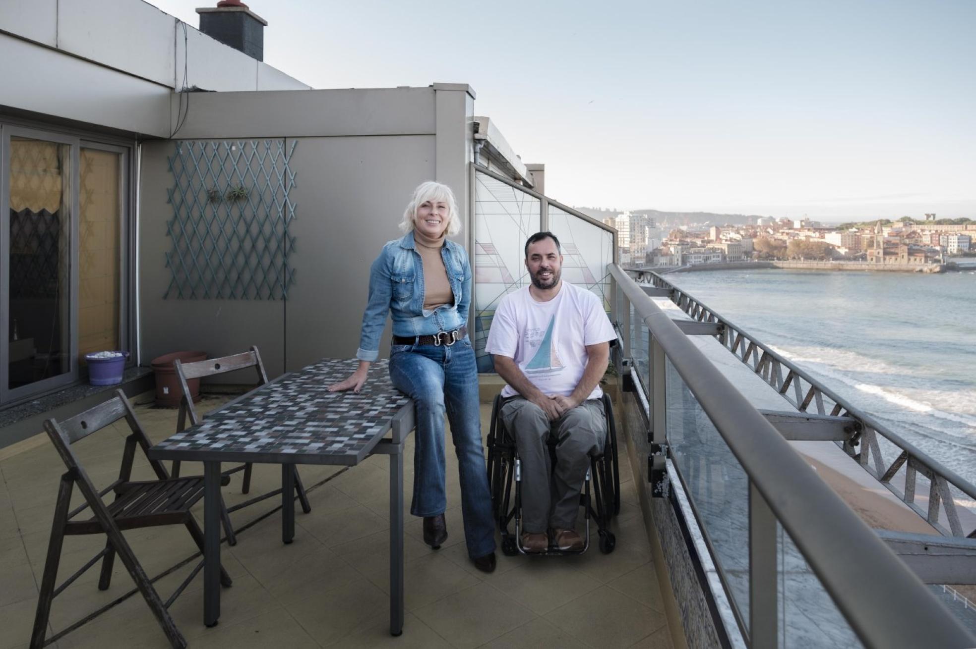 Nacho Robles López y su mujer, Paloma Pérez Álvarez, en su amplia terraza con vistas a la playa de San Lorenzo. 