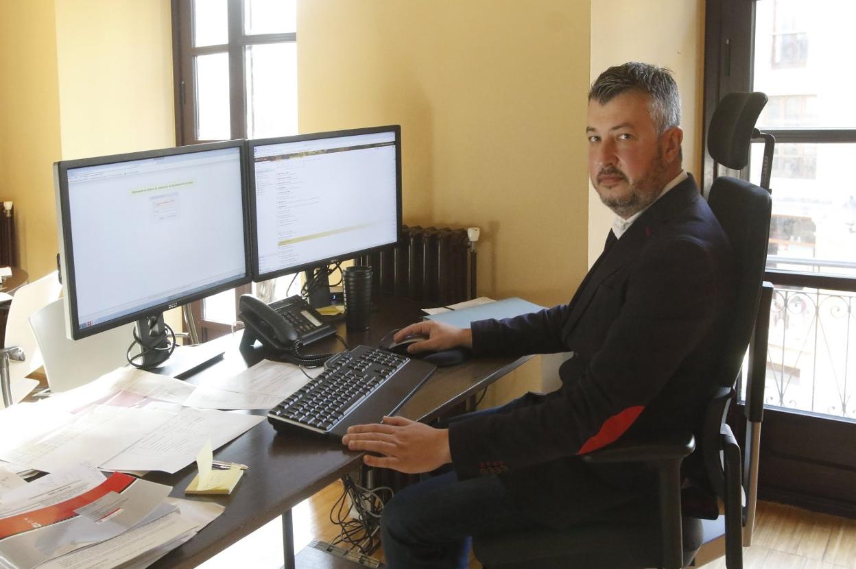 Isaac Sánchez, en su despacho en las dependencias municipales del antiguo Hotel Madrid. 