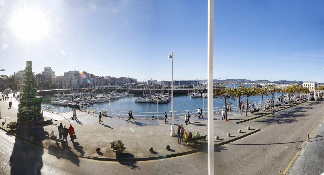 El paseo marítimo a la altura de Claudio Alvargonzález, en las inmediaciones de la plaza del Marqués. 