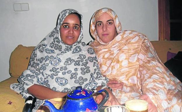 Feilah Bujari, saharaui residente en Grado, junto a su hermana.