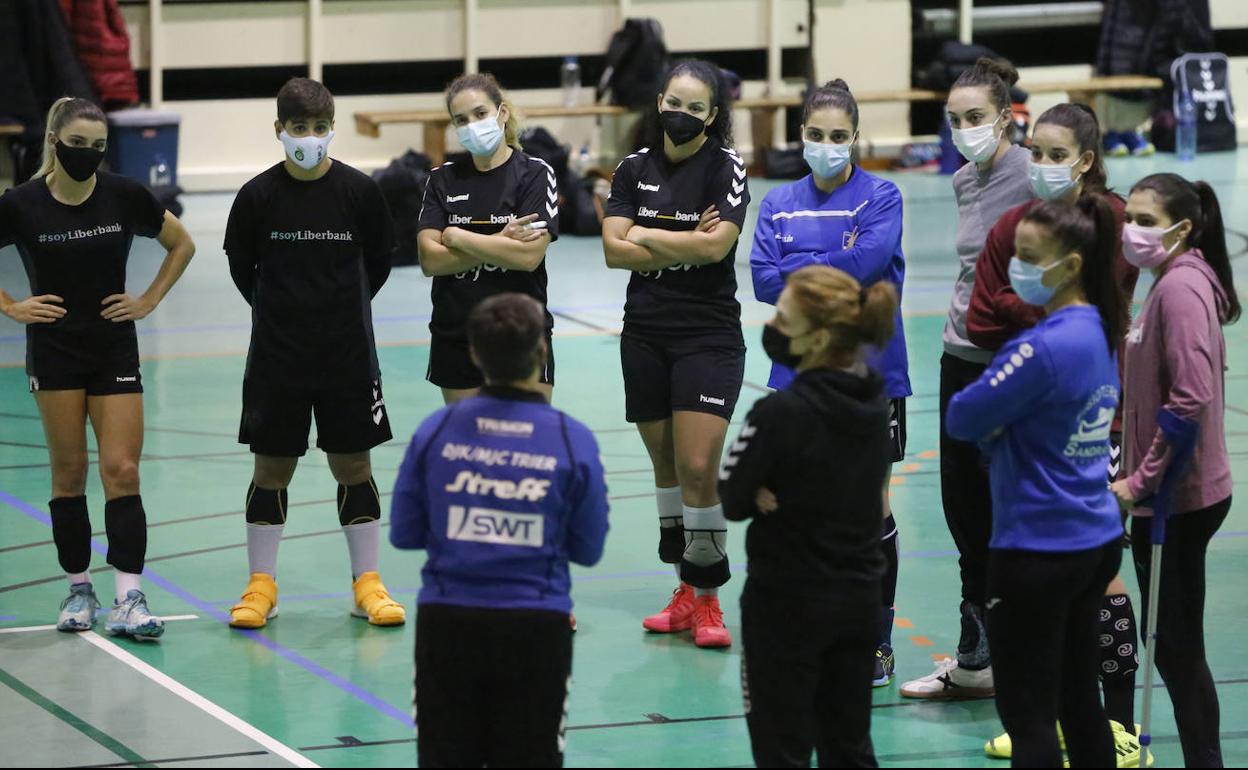 La entrenadora Cristina Cabeza, en un entrenamiento con varias de sus jugadoras