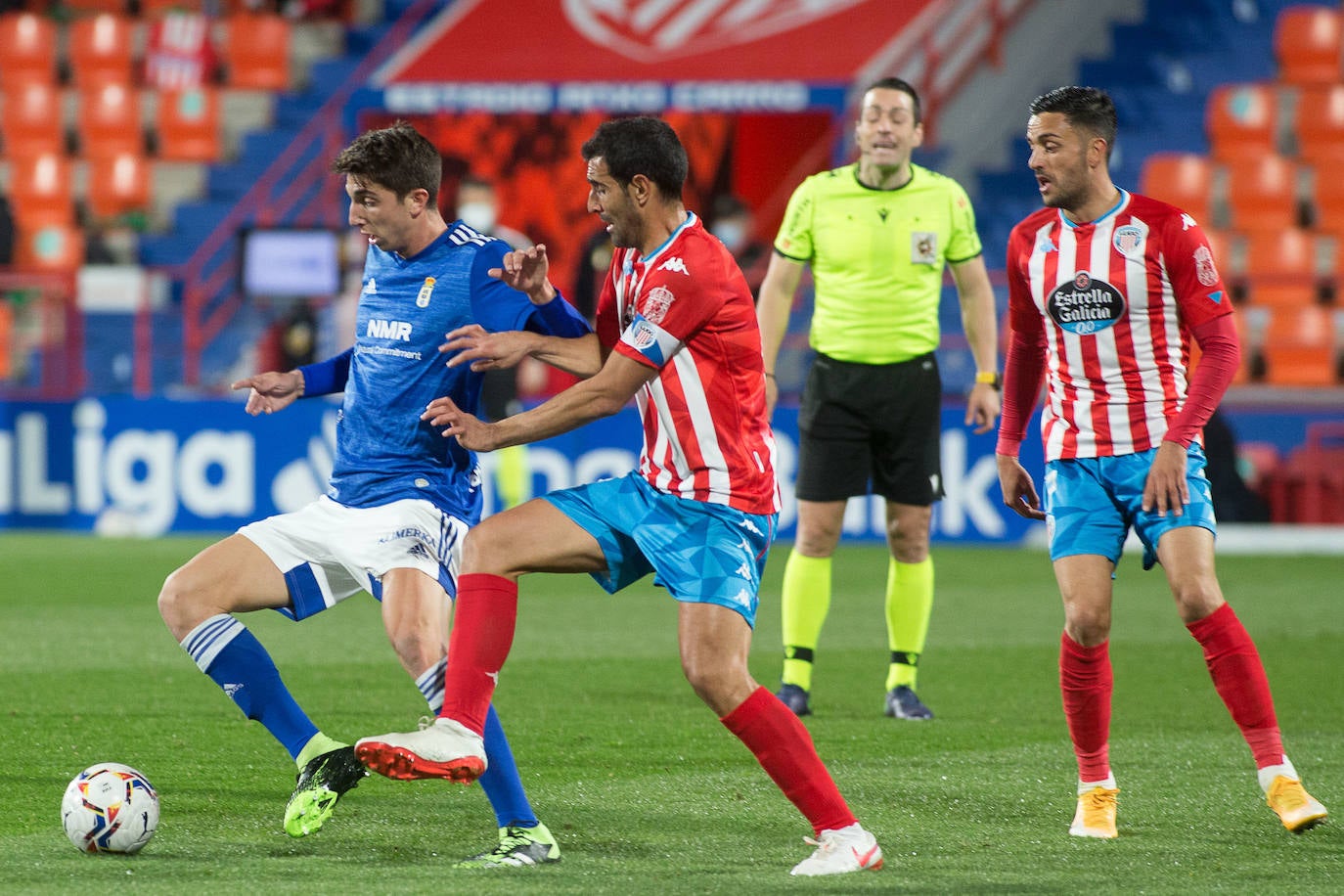 El partido en imágenes entre el Lugo y el Real Oviedo en el Anxo Carro celebrado este martes. 