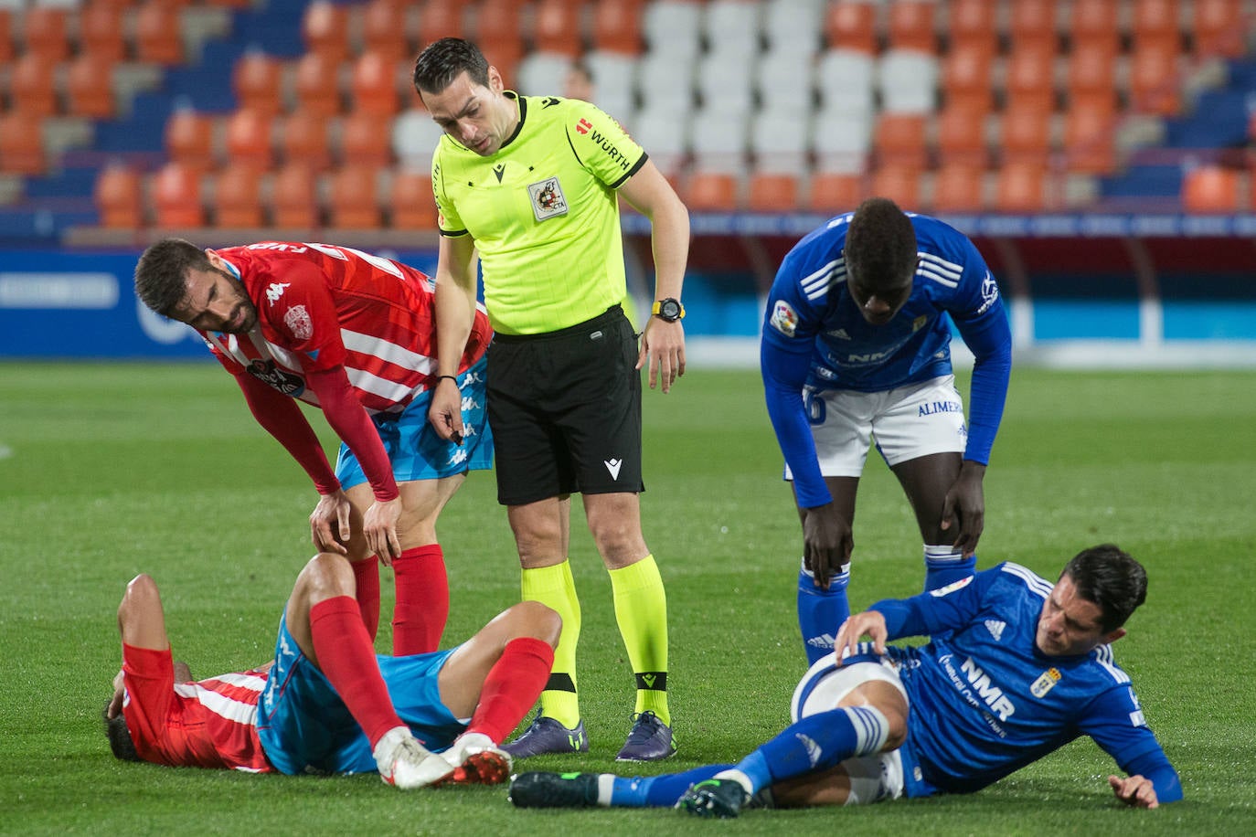 El partido en imágenes entre el Lugo y el Real Oviedo en el Anxo Carro celebrado este martes. 