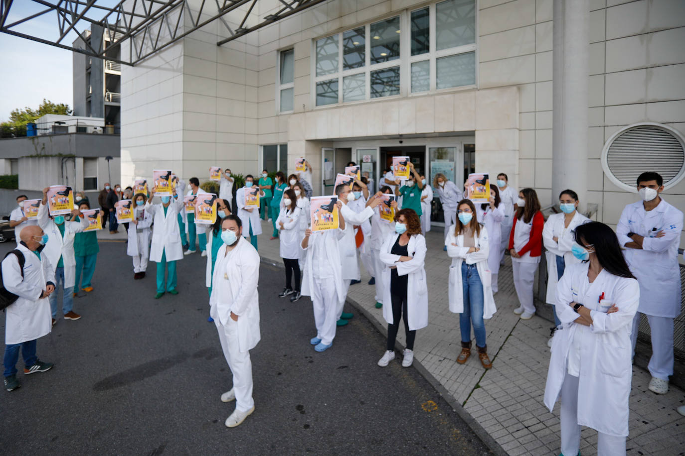 Los facultativos del HUCA y del Hospital de Cabueñes se han manifestado contra el decreto 29/2020, que permite contratar a profesionales sin MIR e intercambiar especialidades para paliar la presión hospitalaria por la pandemia