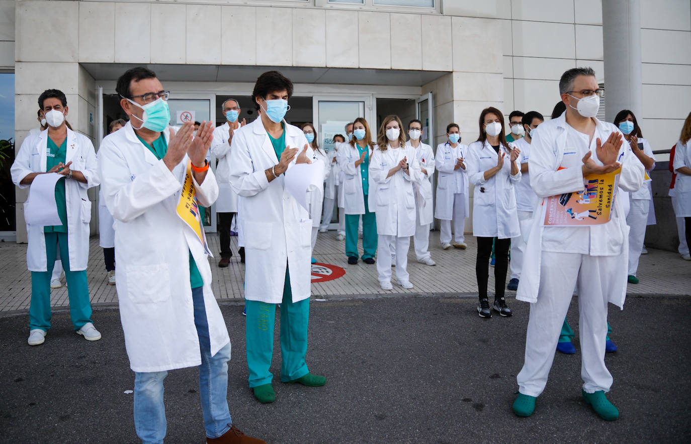 Los facultativos del HUCA y del Hospital de Cabueñes se han manifestado contra el decreto 29/2020, que permite contratar a profesionales sin MIR e intercambiar especialidades para paliar la presión hospitalaria por la pandemia