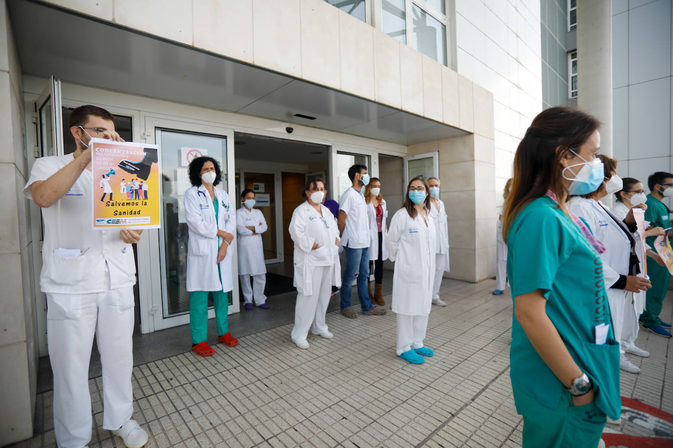 Los facultativos del HUCA y del Hospital de Cabueñes se han manifestado contra el decreto 29/2020, que permite contratar a profesionales sin MIR e intercambiar especialidades para paliar la presión hospitalaria por la pandemia