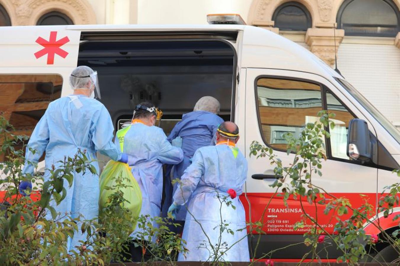 Fotos: Trasladan a una veintena de pacientes covid del Hospital Avilés a Gijón y Langreo