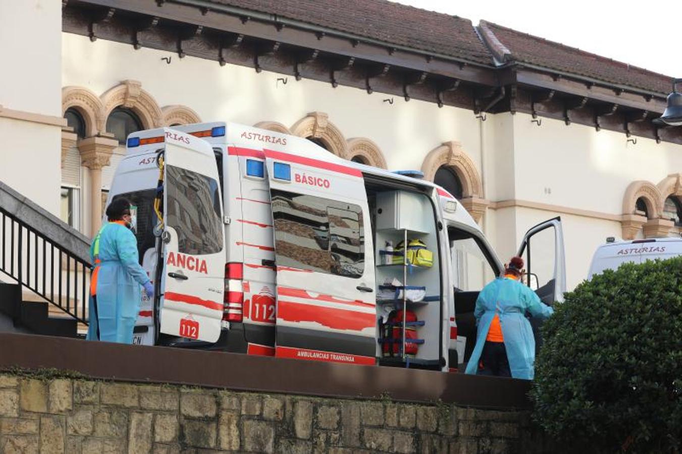 Fotos: Trasladan a una veintena de pacientes covid del Hospital Avilés a Gijón y Langreo