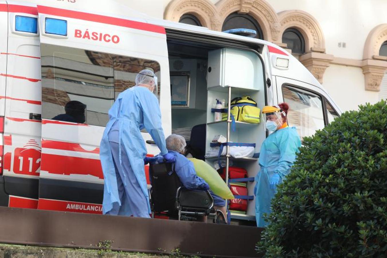 Fotos: Trasladan a una veintena de pacientes covid del Hospital Avilés a Gijón y Langreo