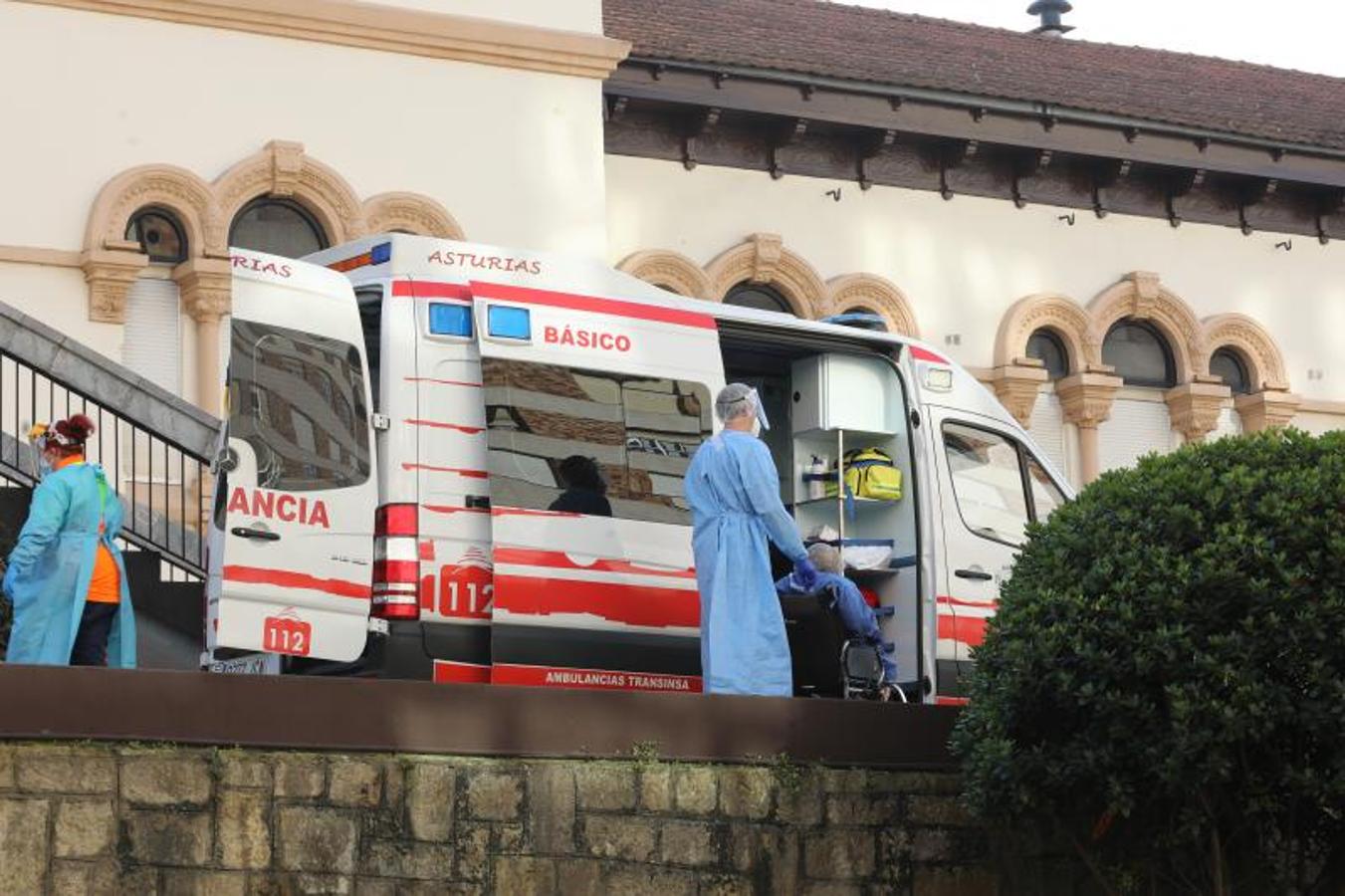 Fotos: Trasladan a una veintena de pacientes covid del Hospital Avilés a Gijón y Langreo