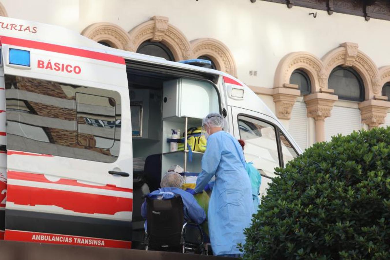 Fotos: Trasladan a una veintena de pacientes covid del Hospital Avilés a Gijón y Langreo