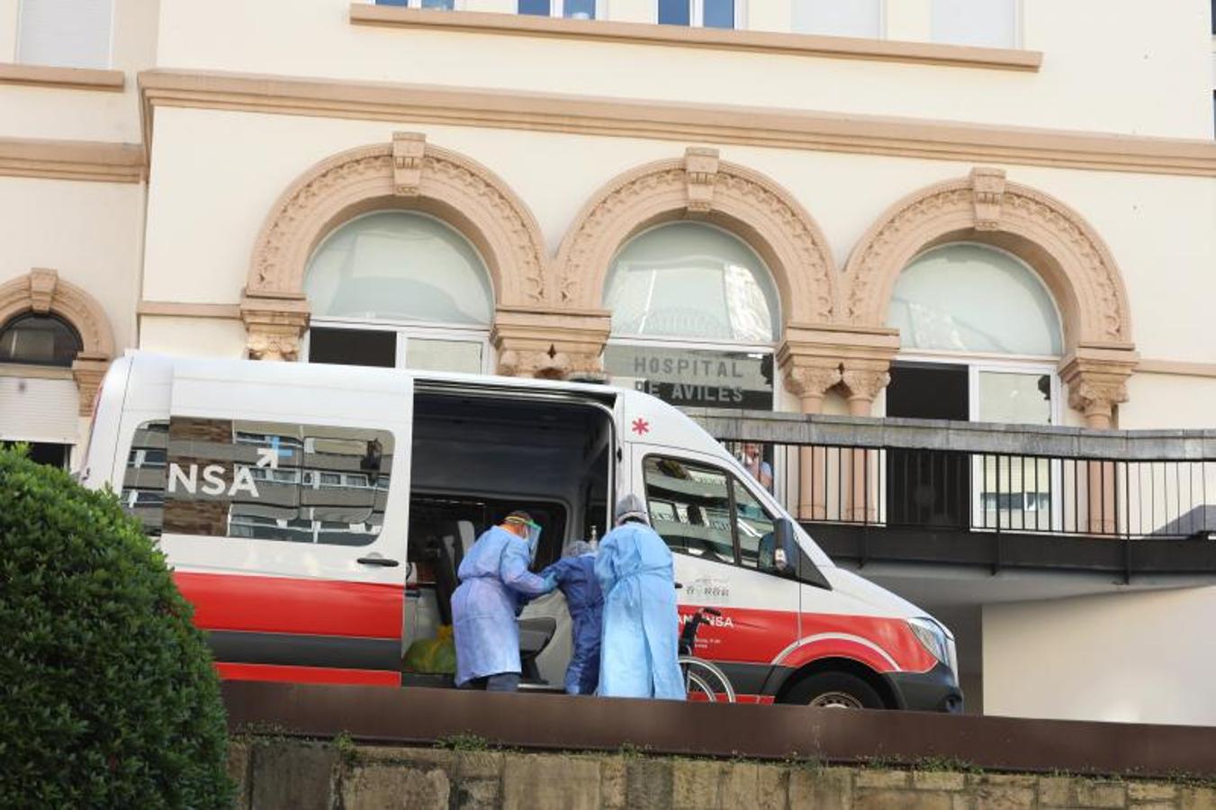 Fotos: Trasladan a una veintena de pacientes covid del Hospital Avilés a Gijón y Langreo