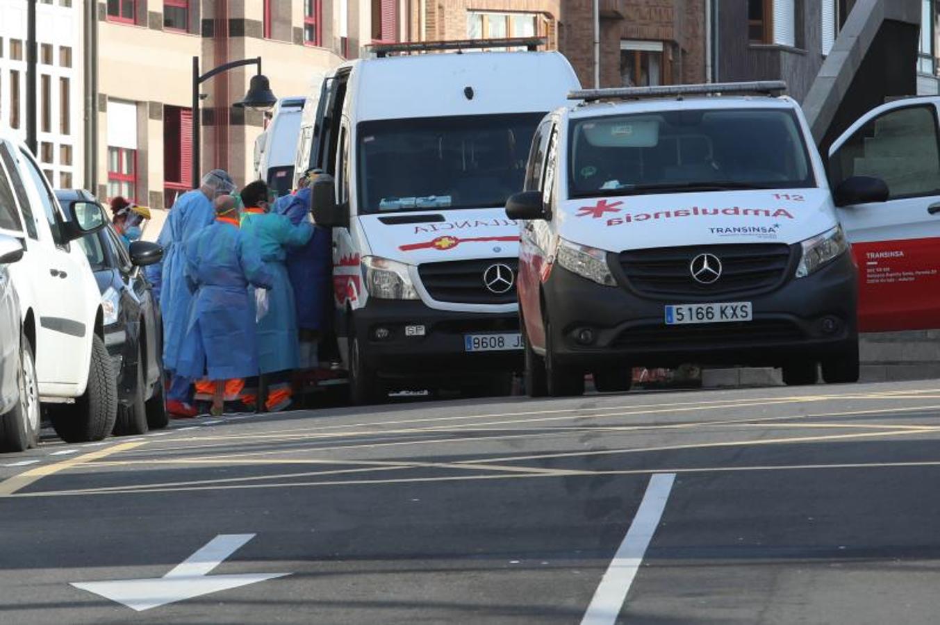 Fotos: Trasladan a una veintena de pacientes covid del Hospital Avilés a Gijón y Langreo