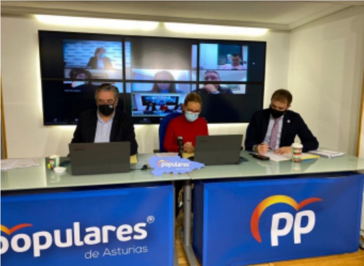 González, Mallada y Medina, en la sede regional del PP. 