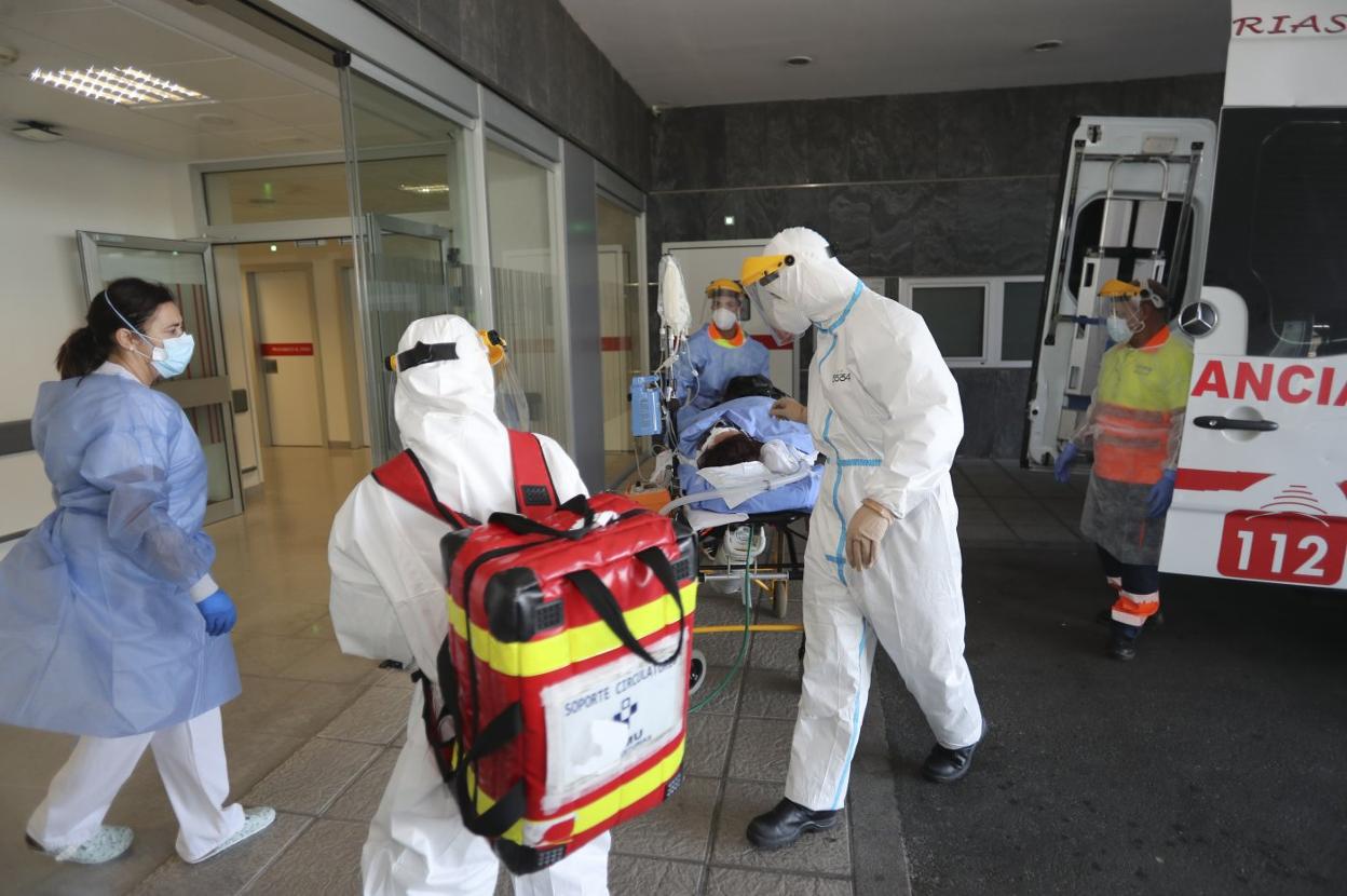 Traslado de un paciente contagiado por coronavirus. 