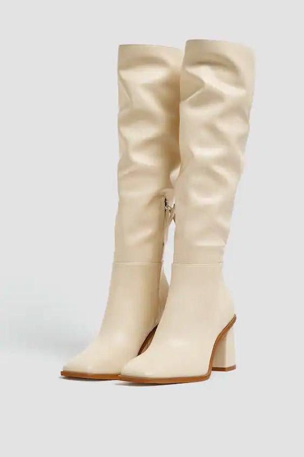 Bota alta de punta cuadrada de Pull & Bear, 49,99 euros.