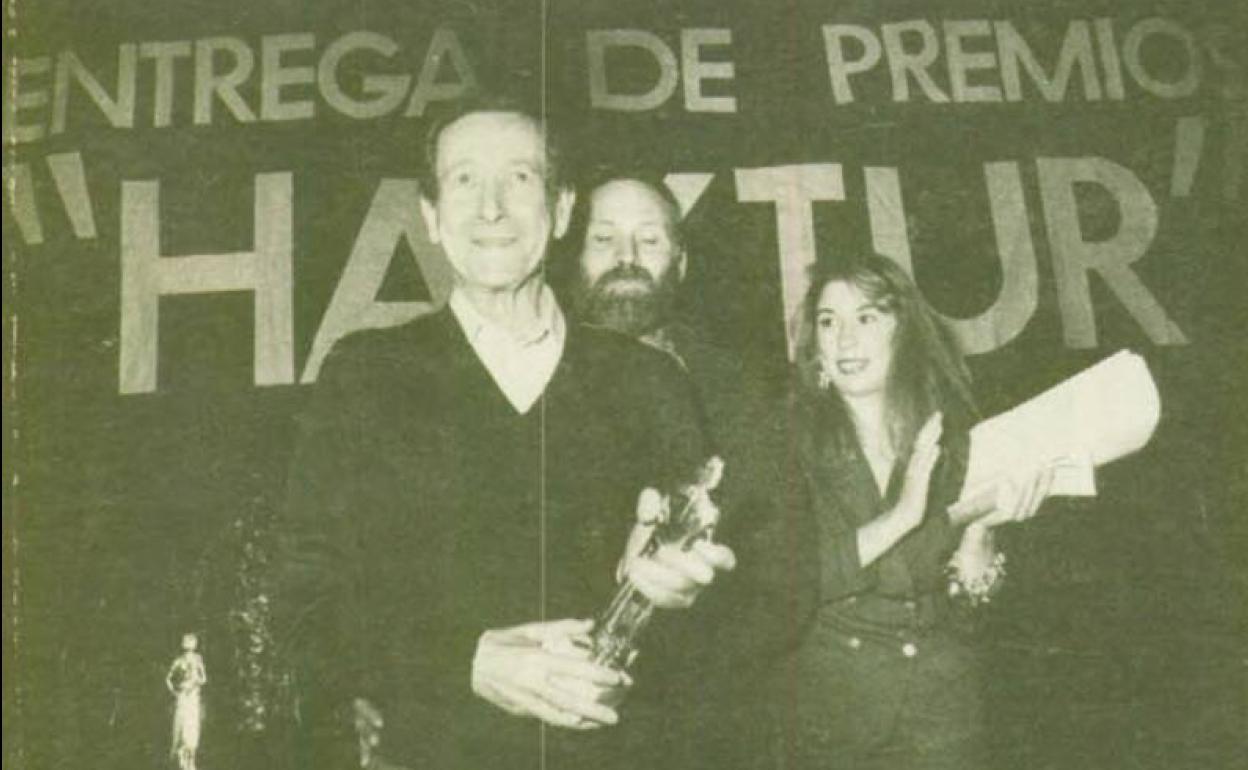 Chiqui de la Fuente recoge el premio 'Haxtur'.