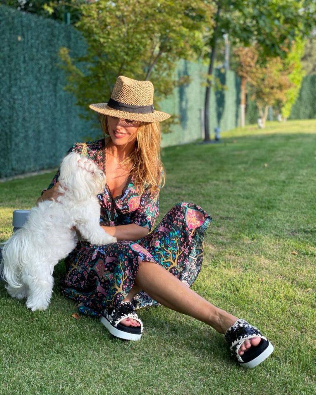 Emma García disfruta de unos rayos de sol.