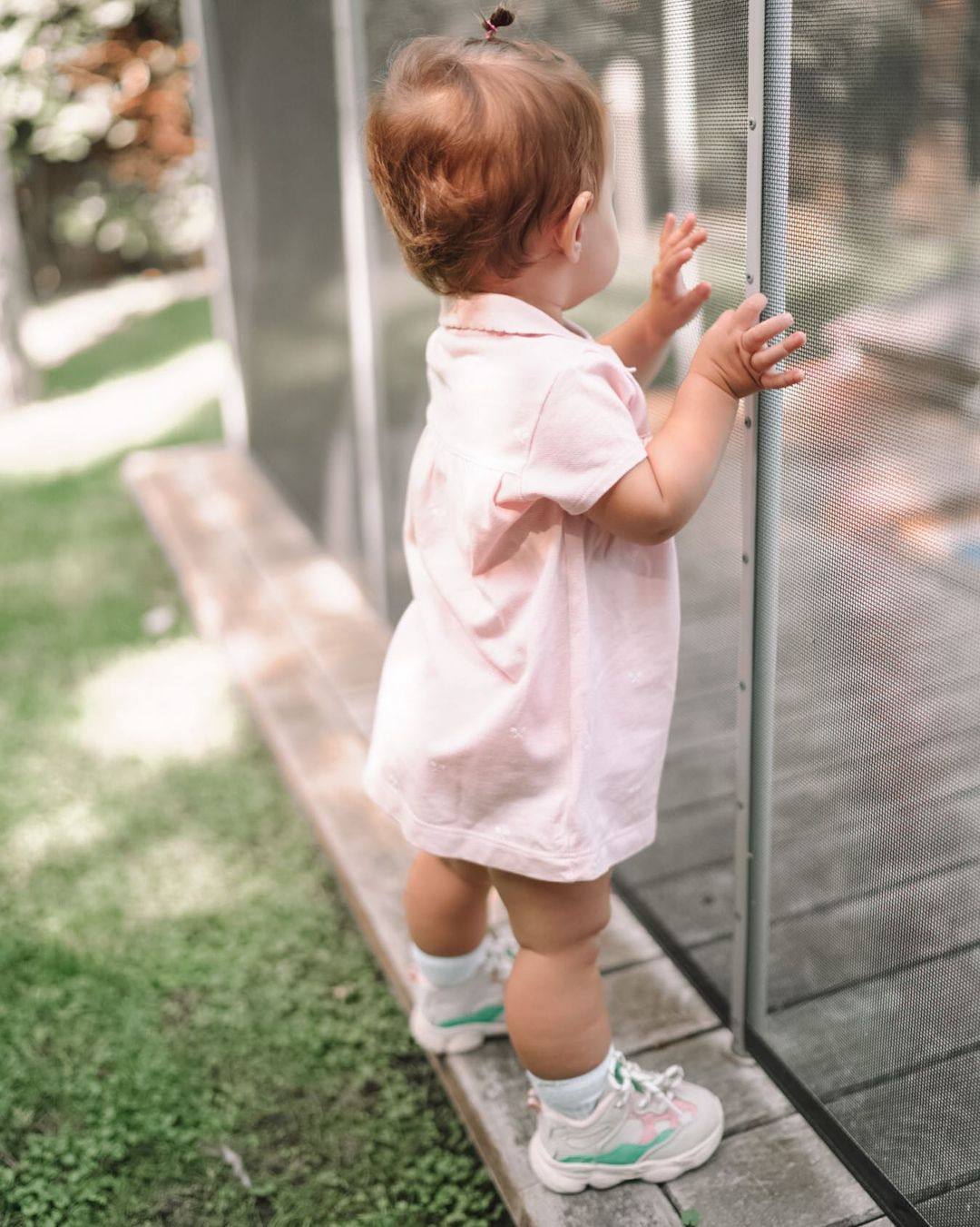 Laura Escanes comparte esta foto de su hija Roma en la vivienda de Barcelona. 