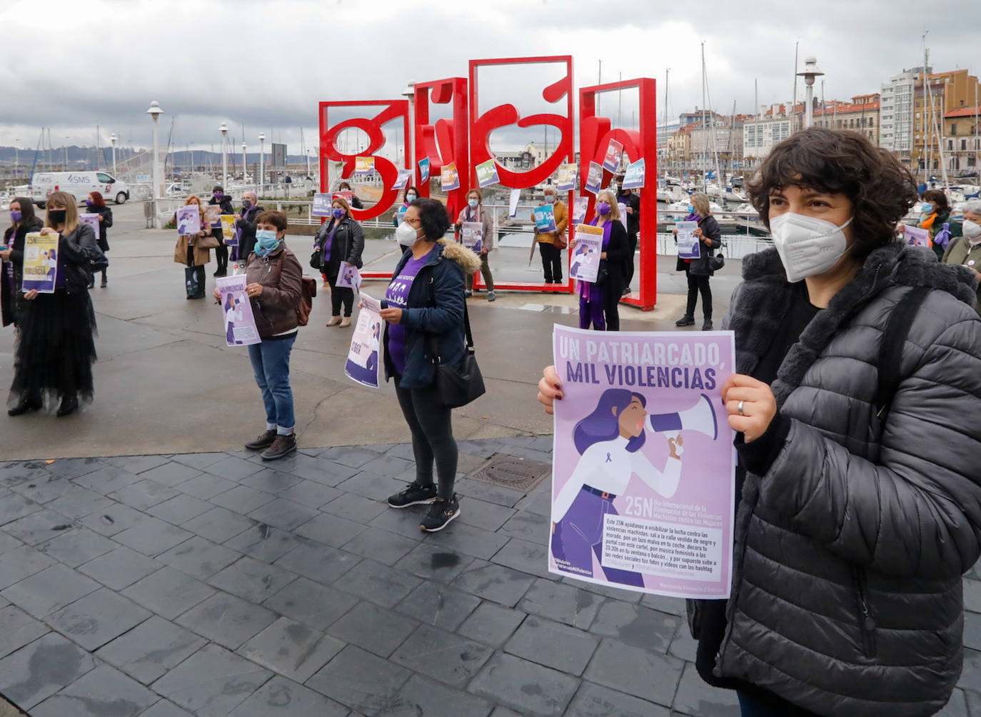 Las calles de Asturias se han teñido de morado este miércoles, 25N, para reivindicar el fin de la violencia contra la mujeres. Se han celebrado también minutos de silencio frente a los Ayuntamientos del Principado por las víctimas de violencia de género, en el día en que se conmemora el 'Día Internacional de la Eliminación de la Violencia contra las Mujeres'. Así, por ejemplo, las manifestantes de Gijón portaban carteles con el lema «Un patriarcado, mil violencias», o el Consejo Municipal de la Mujer de San Martín del Rey Auerlio ha salido a la calle con una pancarta en la que se podía leer «Sin igualdad no hay libertad» 