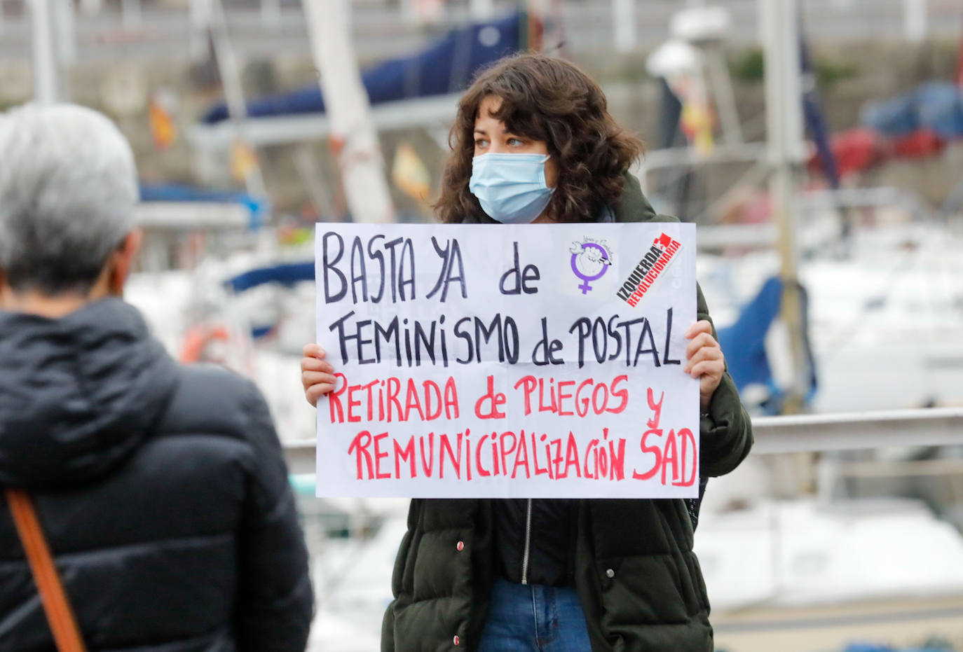 Las calles de Asturias se han teñido de morado este miércoles, 25N, para reivindicar el fin de la violencia contra la mujeres. Se han celebrado también minutos de silencio frente a los Ayuntamientos del Principado por las víctimas de violencia de género, en el día en que se conmemora el 'Día Internacional de la Eliminación de la Violencia contra las Mujeres'. Así, por ejemplo, las manifestantes de Gijón portaban carteles con el lema «Un patriarcado, mil violencias», o el Consejo Municipal de la Mujer de San Martín del Rey Auerlio ha salido a la calle con una pancarta en la que se podía leer «Sin igualdad no hay libertad» 