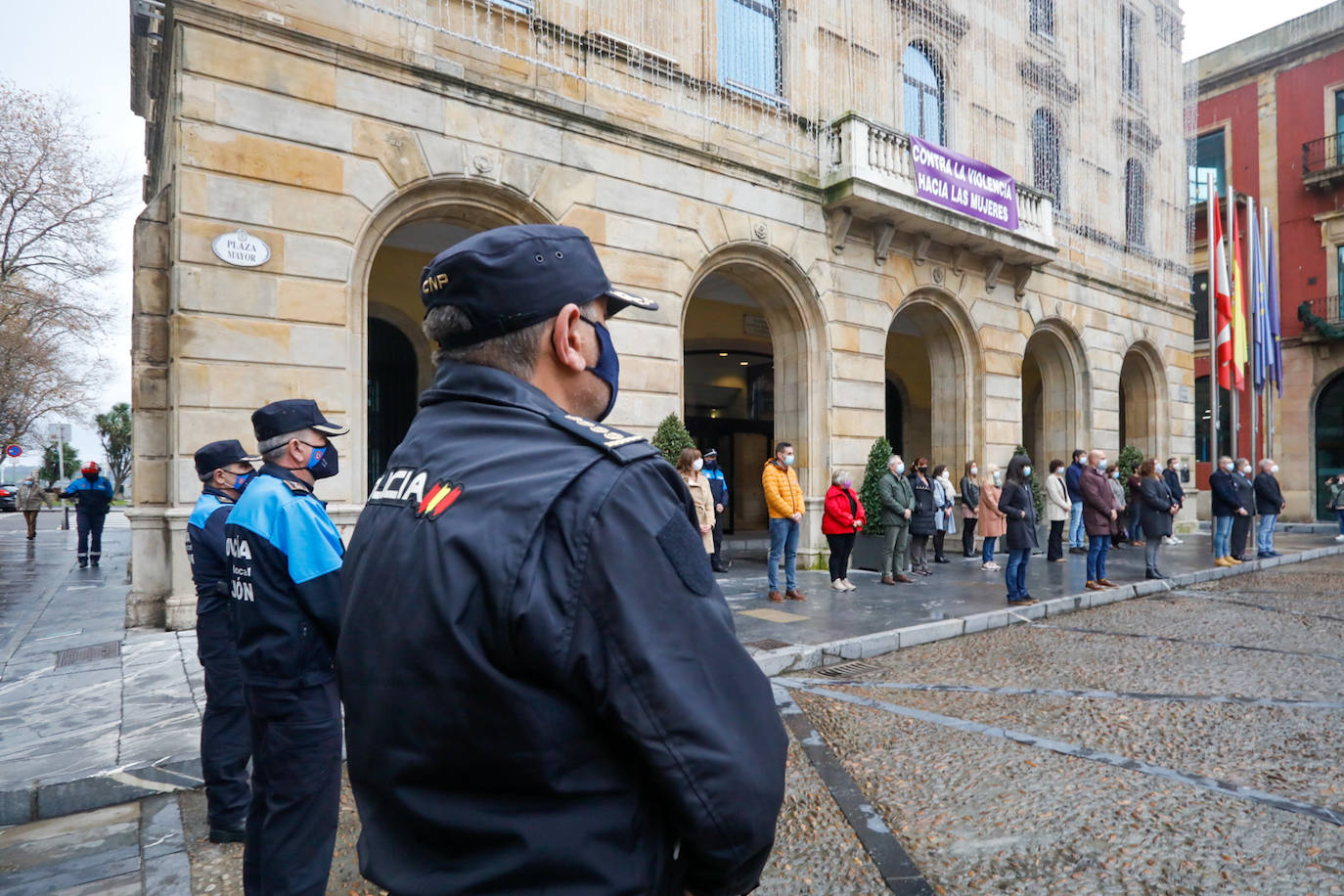 Las calles de Asturias se han teñido de morado este miércoles, 25N, para reivindicar el fin de la violencia contra la mujeres. Se han celebrado también minutos de silencio frente a los Ayuntamientos del Principado por las víctimas de violencia de género, en el día en que se conmemora el 'Día Internacional de la Eliminación de la Violencia contra las Mujeres'. Así, por ejemplo, las manifestantes de Gijón portaban carteles con el lema «Un patriarcado, mil violencias», o el Consejo Municipal de la Mujer de San Martín del Rey Auerlio ha salido a la calle con una pancarta en la que se podía leer «Sin igualdad no hay libertad» 