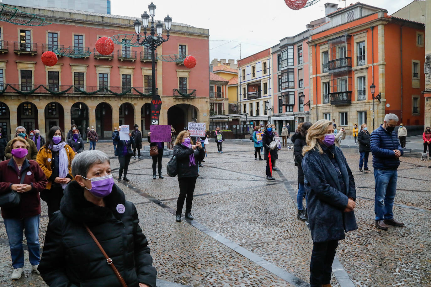 Las calles de Asturias se han teñido de morado este miércoles, 25N, para reivindicar el fin de la violencia contra la mujeres. Se han celebrado también minutos de silencio frente a los Ayuntamientos del Principado por las víctimas de violencia de género, en el día en que se conmemora el 'Día Internacional de la Eliminación de la Violencia contra las Mujeres'. Así, por ejemplo, las manifestantes de Gijón portaban carteles con el lema «Un patriarcado, mil violencias», o el Consejo Municipal de la Mujer de San Martín del Rey Auerlio ha salido a la calle con una pancarta en la que se podía leer «Sin igualdad no hay libertad» 