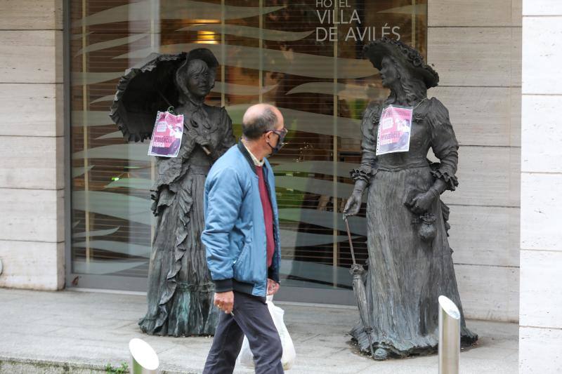 Las calles de Asturias se han teñido de morado este miércoles, 25N, para reivindicar el fin de la violencia contra la mujeres. Se han celebrado también minutos de silencio frente a los Ayuntamientos del Principado por las víctimas de violencia de género, en el día en que se conmemora el 'Día Internacional de la Eliminación de la Violencia contra las Mujeres'. Así, por ejemplo, las manifestantes de Gijón portaban carteles con el lema «Un patriarcado, mil violencias», o el Consejo Municipal de la Mujer de San Martín del Rey Auerlio ha salido a la calle con una pancarta en la que se podía leer «Sin igualdad no hay libertad» 