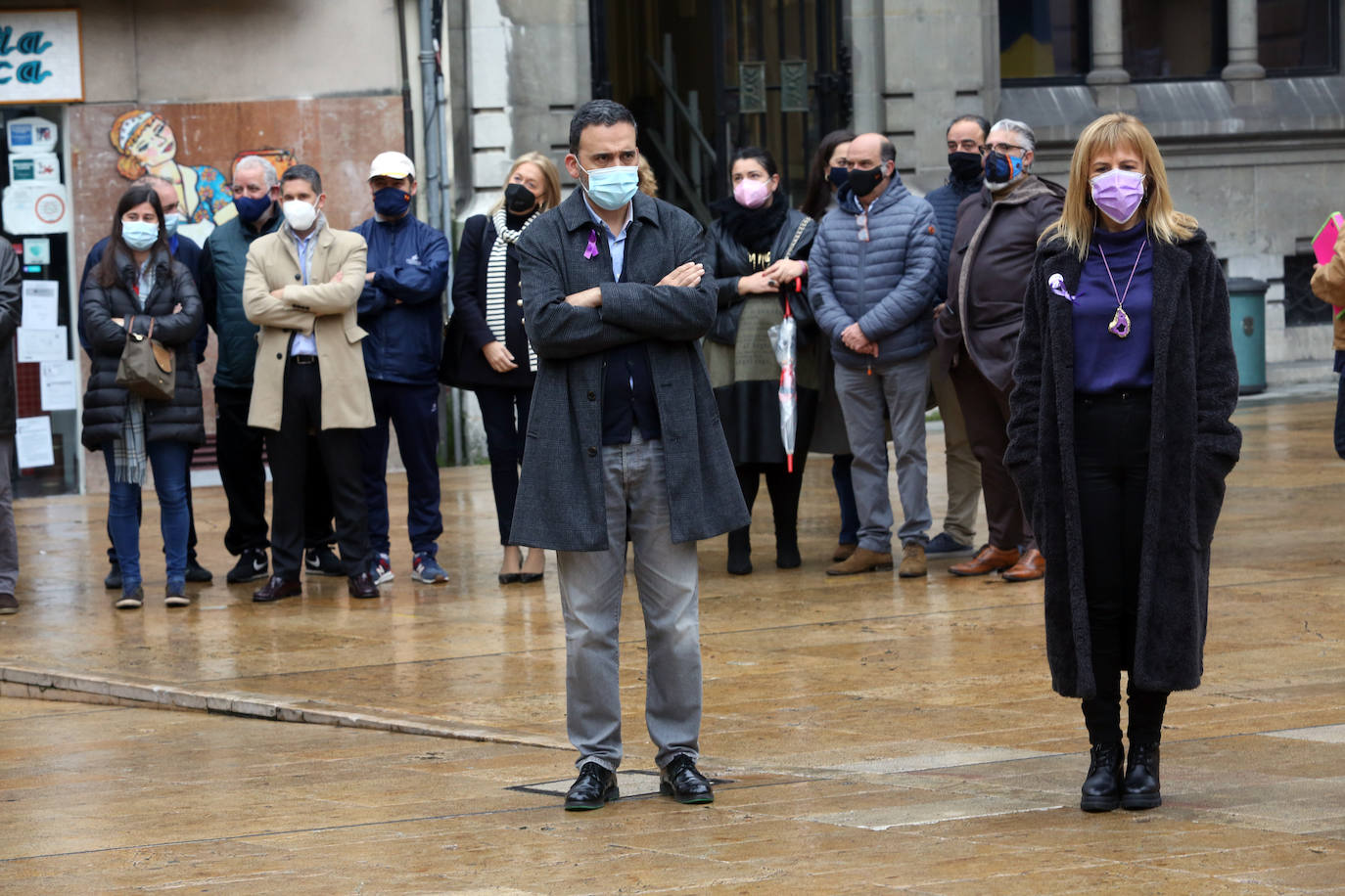 Las calles de Asturias se han teñido de morado este miércoles, 25N, para reivindicar el fin de la violencia contra la mujeres. Se han celebrado también minutos de silencio frente a los Ayuntamientos del Principado por las víctimas de violencia de género, en el día en que se conmemora el 'Día Internacional de la Eliminación de la Violencia contra las Mujeres'. Así, por ejemplo, las manifestantes de Gijón portaban carteles con el lema «Un patriarcado, mil violencias», o el Consejo Municipal de la Mujer de San Martín del Rey Auerlio ha salido a la calle con una pancarta en la que se podía leer «Sin igualdad no hay libertad» 