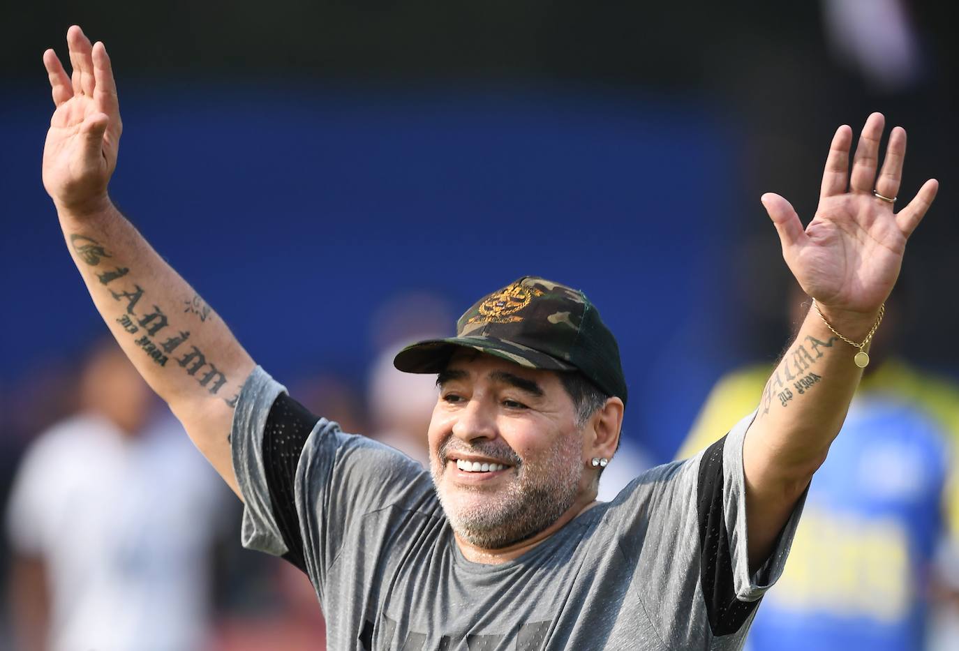 El astro del fútbol Diego Armando Maradona ha fallecido este miércoles, 25 de noviembre, a los 60 años a causa de un paro cardiorrespiratorio. A principios de noviembre, el argentino había estado ingresado durante diez días en una clínica de Buenos Aires por anemia, deshidratación y con un «bajón anímico», pero al hacerle chequeos se le diagnosticó un hematoma subdural por el que fue operado