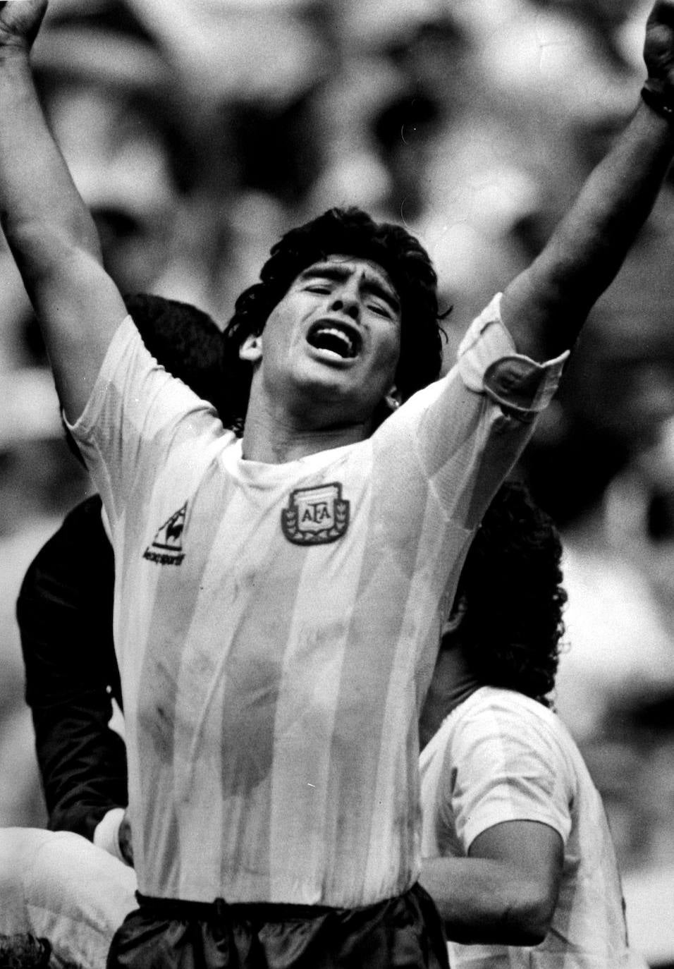 El astro del fútbol Diego Armando Maradona ha fallecido este miércoles, 25 de noviembre, a los 60 años a causa de un paro cardiorrespiratorio. A principios de noviembre, el argentino había estado ingresado durante diez días en una clínica de Buenos Aires por anemia, deshidratación y con un «bajón anímico», pero al hacerle chequeos se le diagnosticó un hematoma subdural por el que fue operado