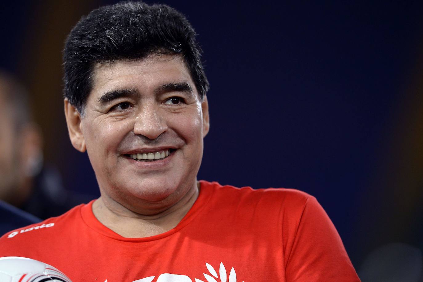 El astro del fútbol Diego Armando Maradona ha fallecido este miércoles, 25 de noviembre, a los 60 años a causa de un paro cardiorrespiratorio. A principios de noviembre, el argentino había estado ingresado durante diez días en una clínica de Buenos Aires por anemia, deshidratación y con un «bajón anímico», pero al hacerle chequeos se le diagnosticó un hematoma subdural por el que fue operado