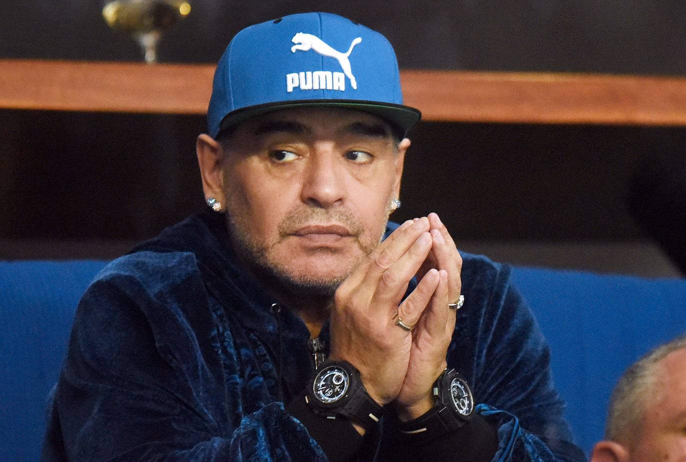 El astro del fútbol Diego Armando Maradona ha fallecido este miércoles, 25 de noviembre, a los 60 años a causa de un paro cardiorrespiratorio. A principios de noviembre, el argentino había estado ingresado durante diez días en una clínica de Buenos Aires por anemia, deshidratación y con un «bajón anímico», pero al hacerle chequeos se le diagnosticó un hematoma subdural por el que fue operado