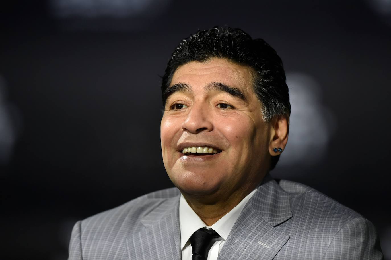 El astro del fútbol Diego Armando Maradona ha fallecido este miércoles, 25 de noviembre, a los 60 años a causa de un paro cardiorrespiratorio. A principios de noviembre, el argentino había estado ingresado durante diez días en una clínica de Buenos Aires por anemia, deshidratación y con un «bajón anímico», pero al hacerle chequeos se le diagnosticó un hematoma subdural por el que fue operado